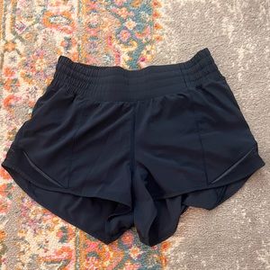Lululemon Hotty Hots size 4 2.5” HIGH RISE
